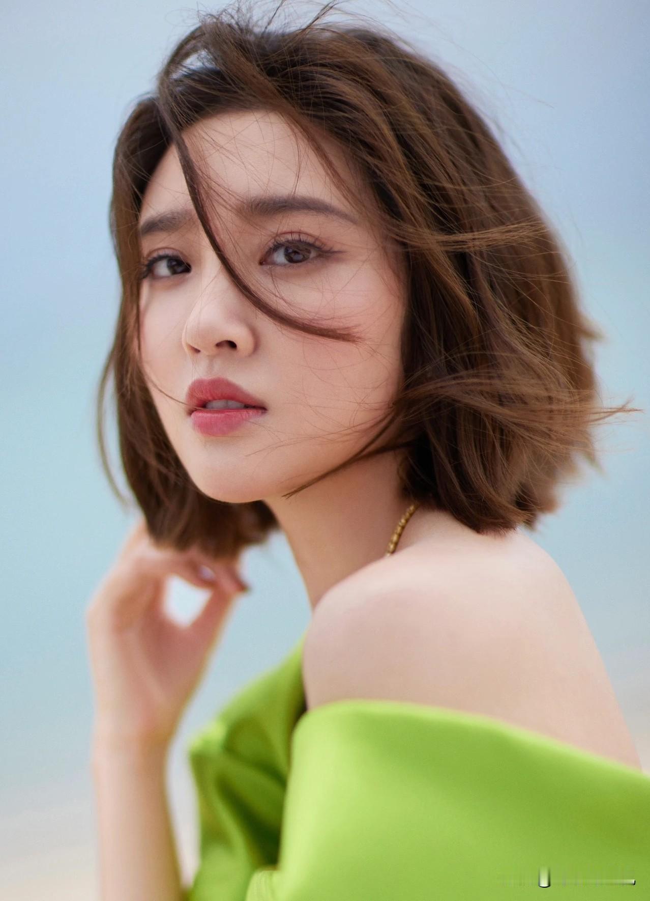唐艺昕，开心发文！9月13日，唐艺昕冲上热搜。原因是她在社交平台晒出星期五