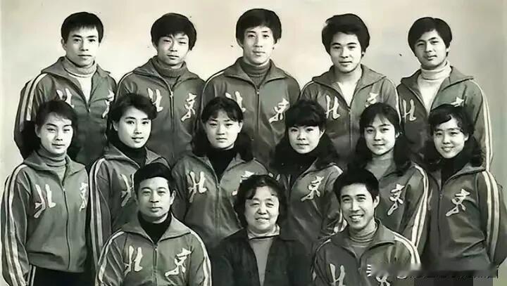 李连杰是当年武术体育学校里颜值最一般的一个，没想到之后的他却成为了大明星。几