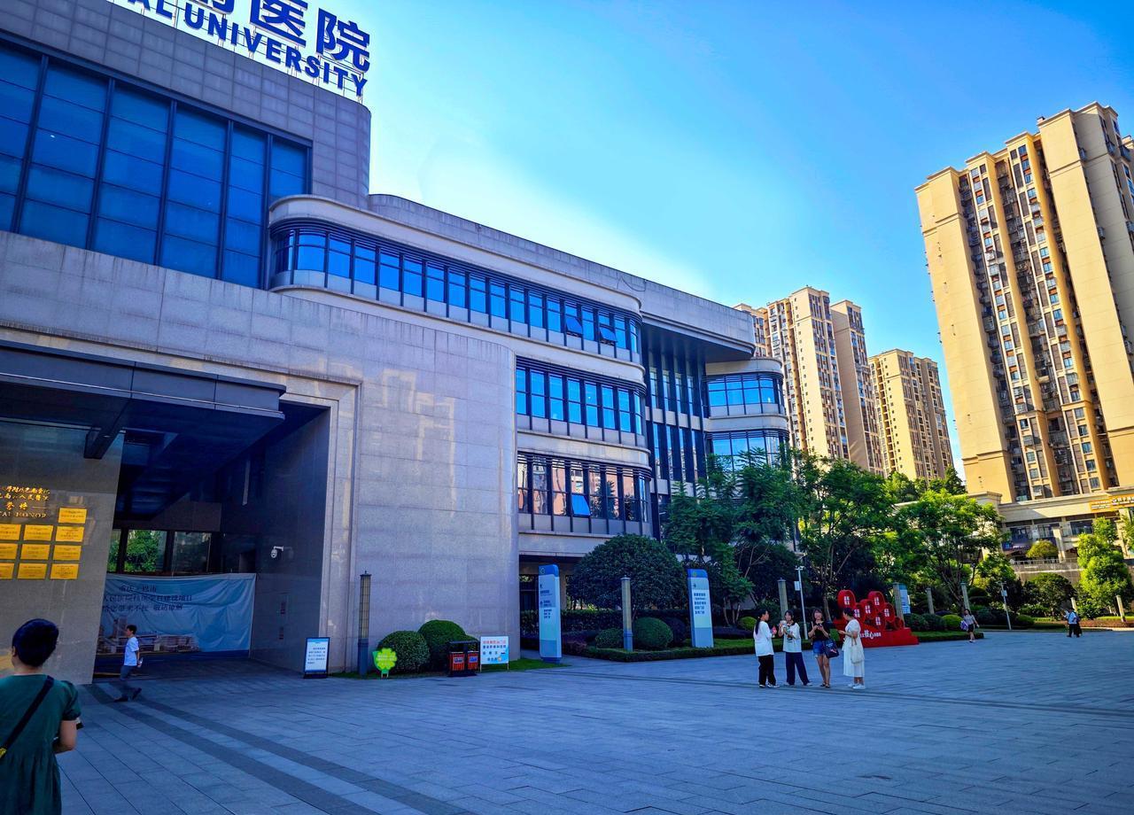 她23岁，把可乐当水喝，体重冲上160斤，透析时吐到血压只剩85。母亲瘫在走廊：