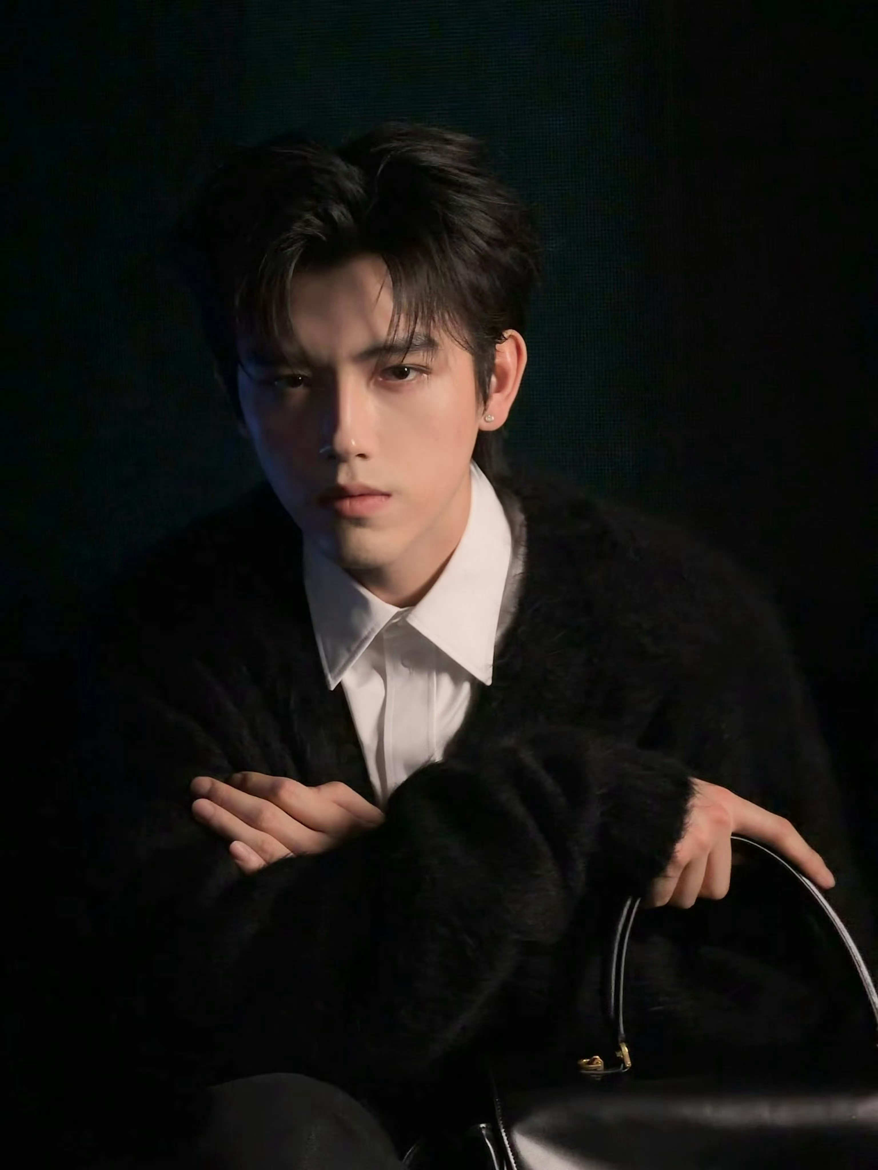 陈飞宇生日刊质感真的绝！颜值碾压一切配饰，胸针直接被忽略。他一直低调又坚定，不急