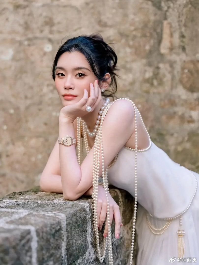 奚梦瑶的这场婚礼，最引人注目的不是迪奥的婚纱，也不是百达翡丽的手表，而是她脖子上