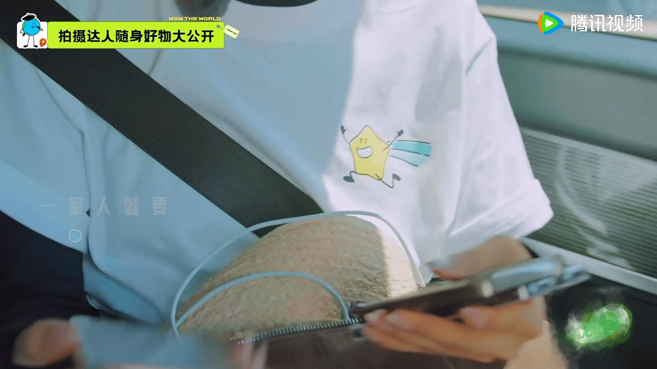 杨超越包里掏出三代苹果手机杨超越天真的以为拍照好看是因为设备杨超越包里掏出三代苹