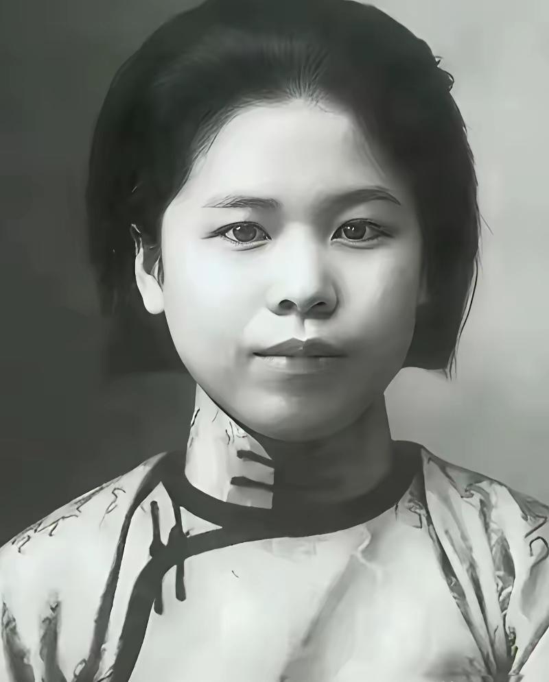 1947年深秋，阴雨绵绵，重庆渣滓洞，看守所女监传出惨叫声，鸟儿四作飞散。年