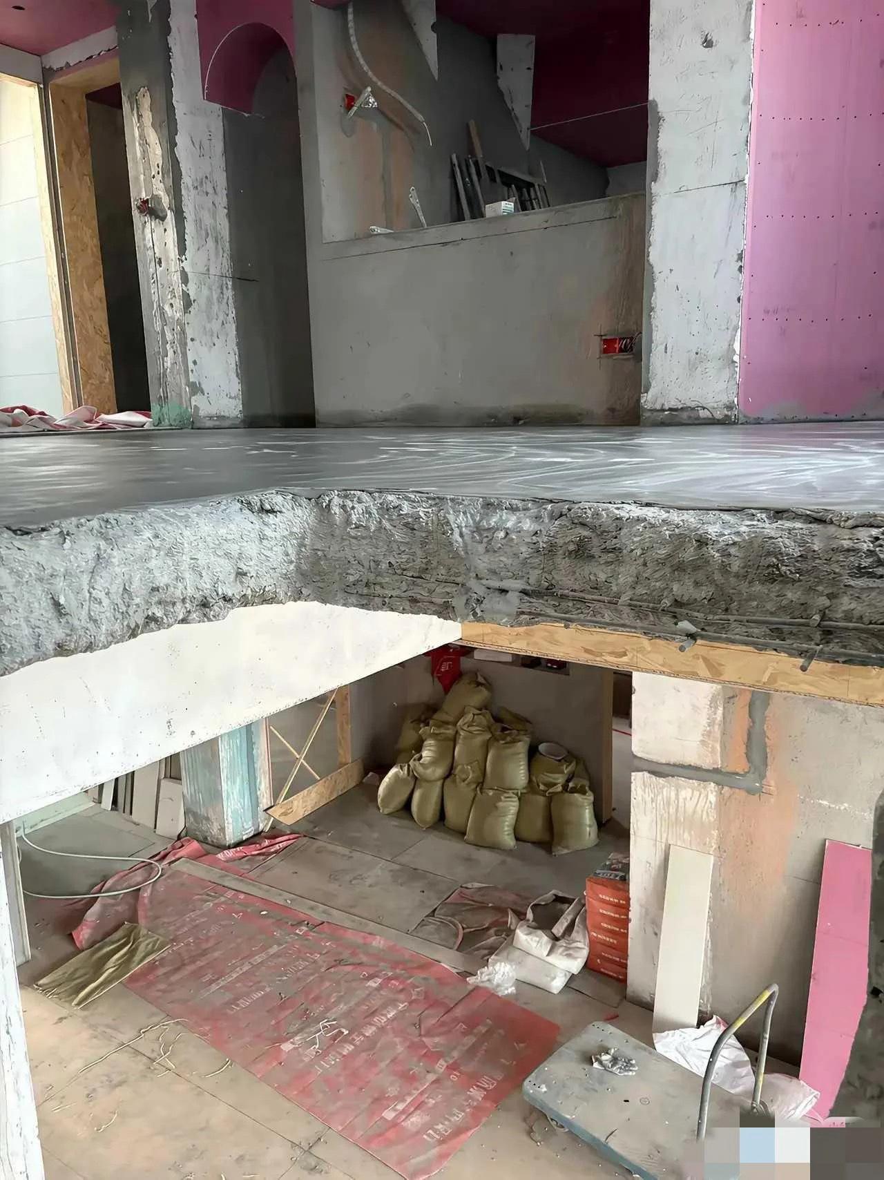 钢筋太细了。强度不够。