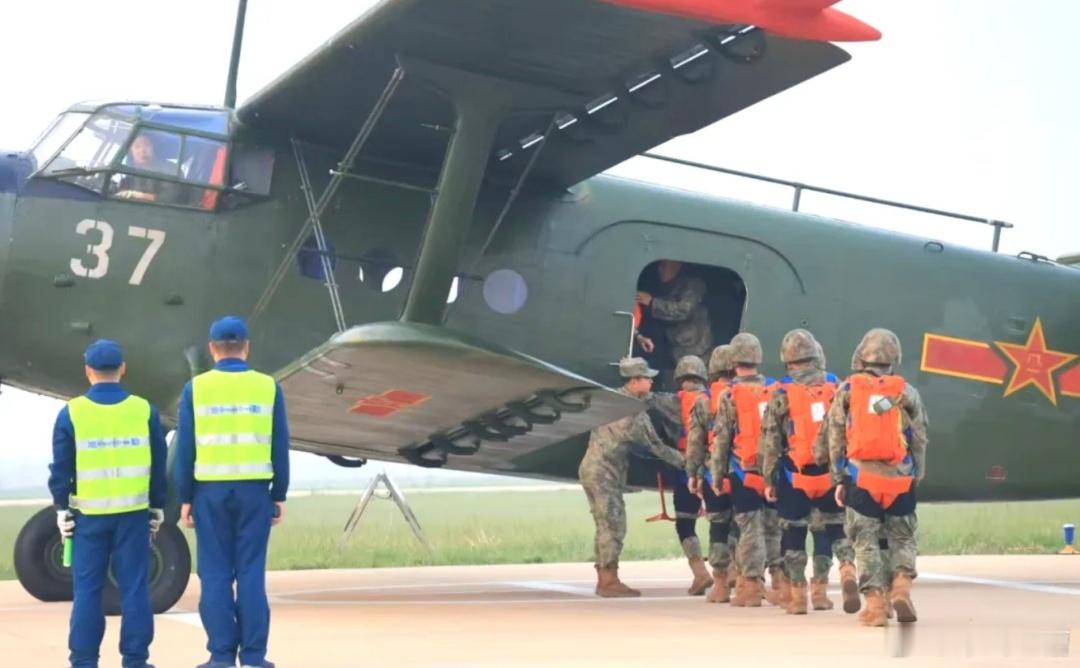 空中拖拉机运5还在发光发热成本低，安全性高用来空降兵训练真是神器​​​