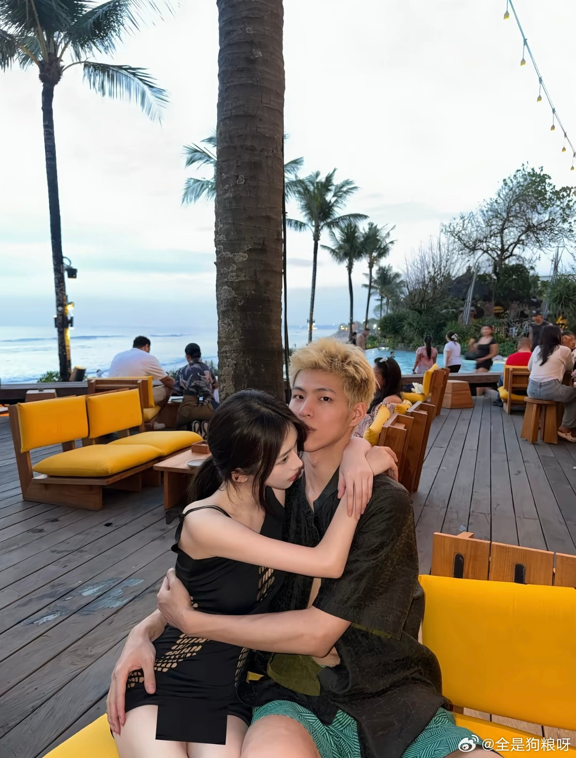 和喜欢的女孩来海边度假啦