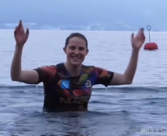 笑死我了！大布和温特拿到欧洲杯冠军后，两人的庆祝动作是跳进冰冷的湖中！旁边还