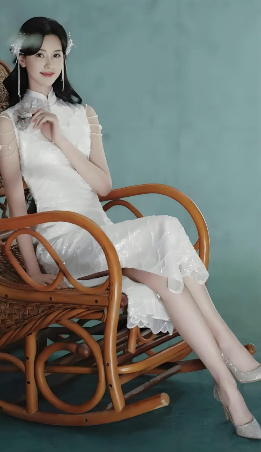 白旗袍赋素白裁云，绾一襟东方清韵立领轻合，藏住半生含蓄心性薄纱绕肩，细