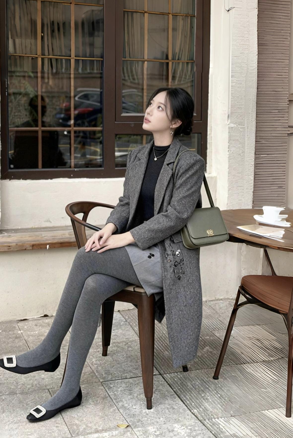 年底的忙碌有点焦虑或许没有时间去打理账号分享唯美可爱的大衣配厚黑了在这向大