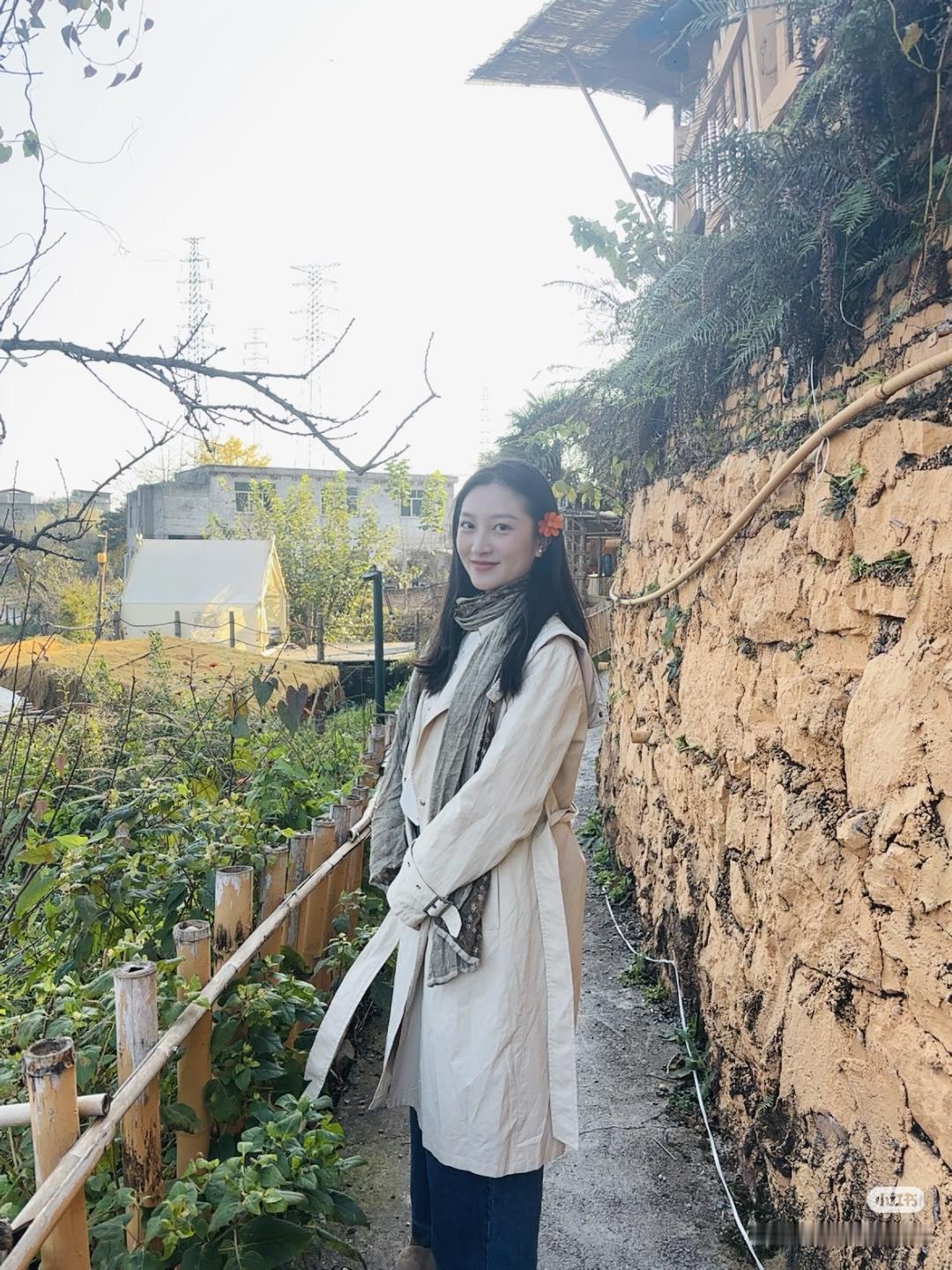 秋日暖阳下，漫步乡村小路，感受自然之美。