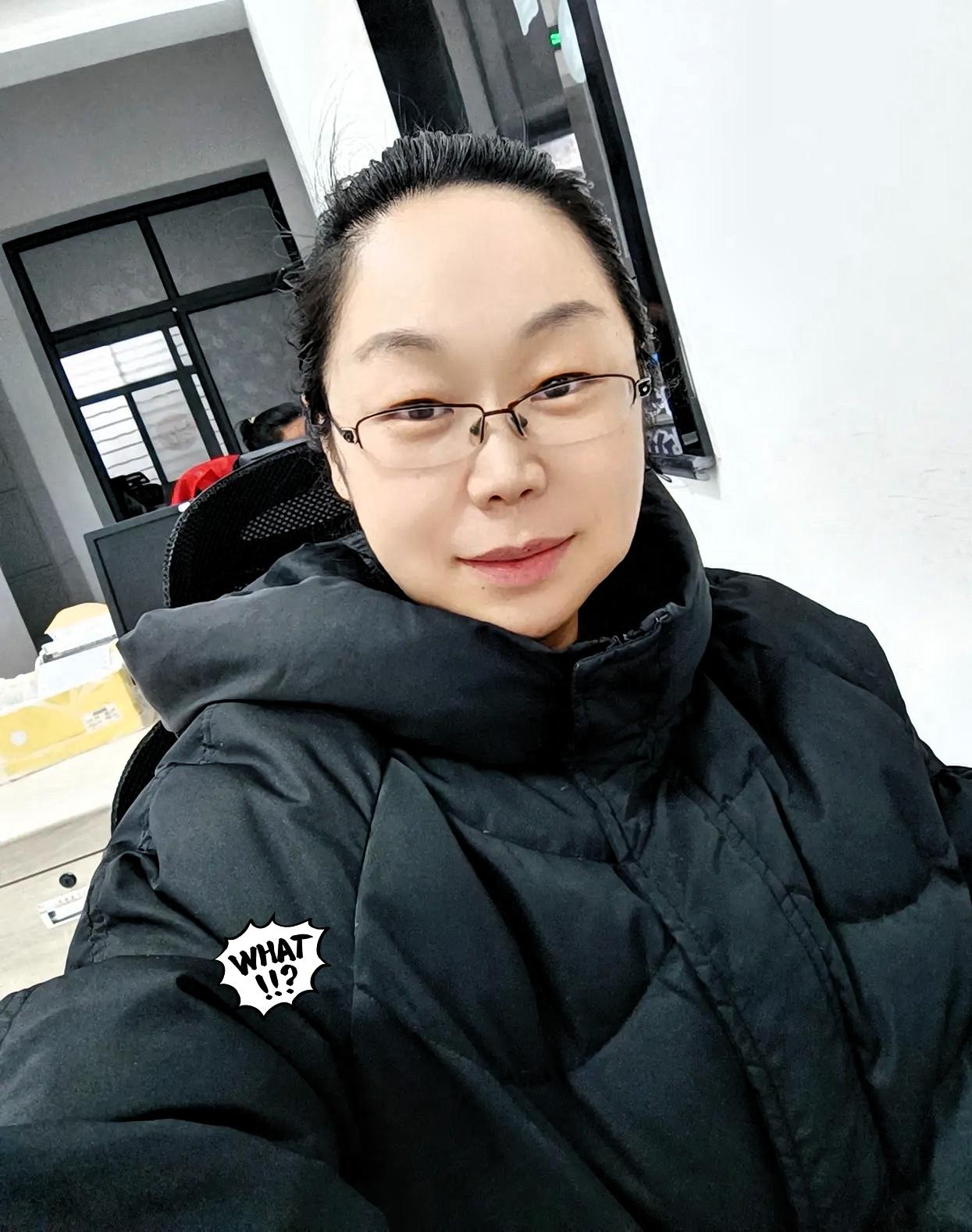 大清早逛菜市场偶遇退休同事，我直接看呆了！一件大红棉袄配砖红色哈伦裤，羊毛卷烫得