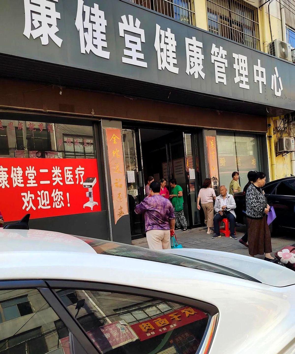 最近突然发现了一个特别有意思的现象，许多退休人员都有一个全国统一的工作，他们很忙