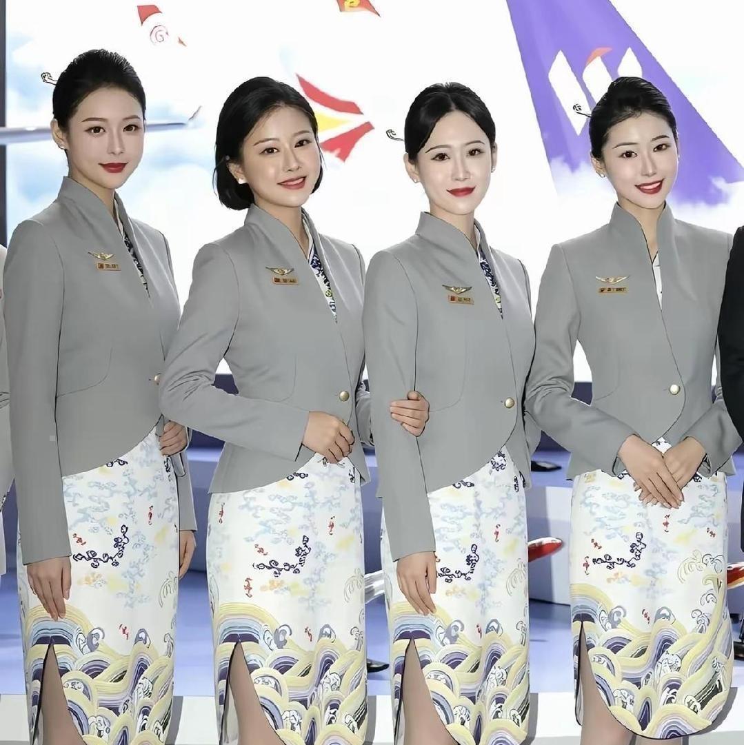 这组空乘小姐姐气质也太出彩了四位空乘整齐同框，浅灰上衣搭配带国风纹样的旗袍