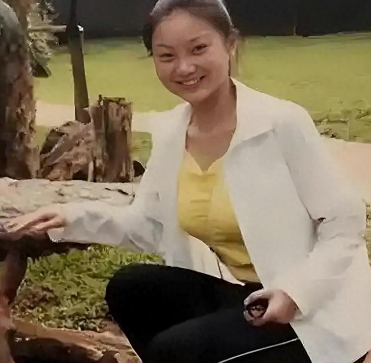 当时陈婷是一个很年轻、很纯的女孩。 但是颜值只是一般般，也许当年张艺谋就看中