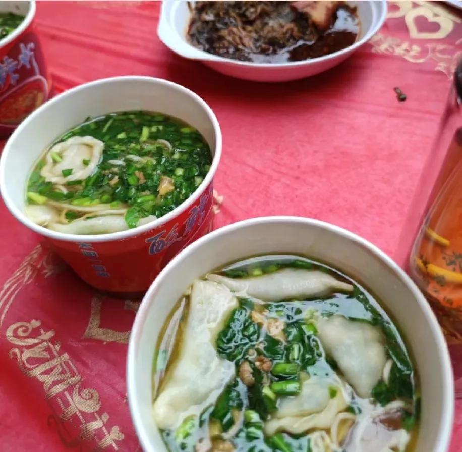 村里办寿宴随了200礼，结果全家9口去吃席，被邻居一句话怼得想钻地缝。邻居