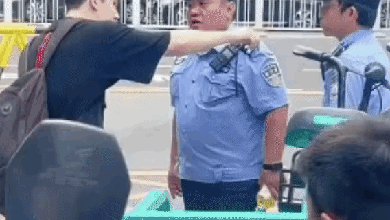在天安门广场前，一外国人想插队…执勤警察霸气喊话“在中国，就得按照中国的规矩，请