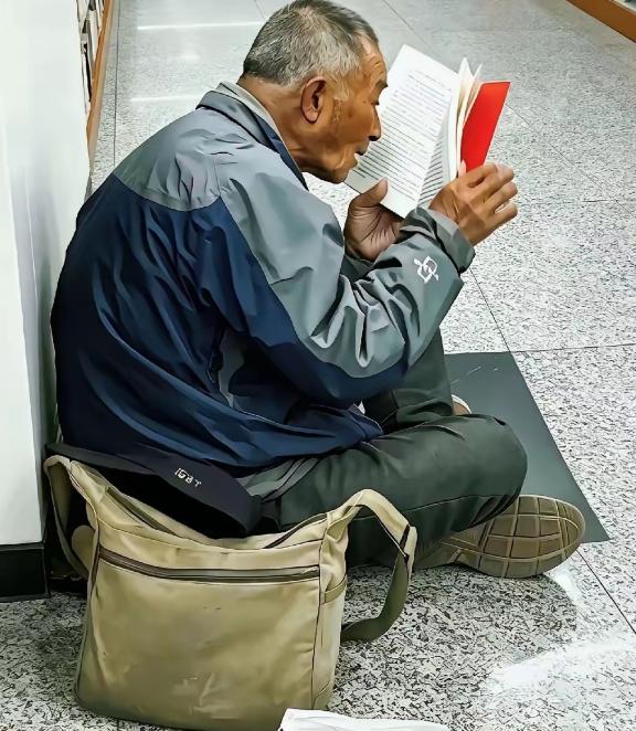 杭州曾被人投诉的“流浪汉”，其实是毕业于浙江大学的韦思浩先生。1999年退休后，