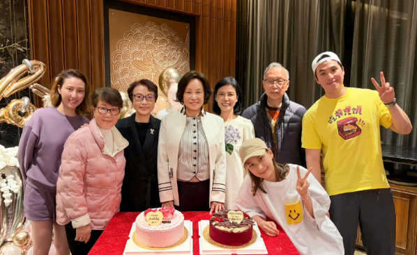 何超莲晒照为妈妈庆祝72岁生日家人和亲友团聚，丈夫却未现身赌王三太陈婉珍72