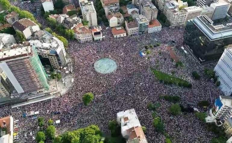 5月23日贝尔格莱德斯拉维亚广场，数万人聚集要求总统下台。武契奇后续要承受的考验