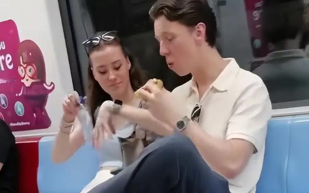 香港地铁罚款也太双标了，大陆游客啃两口面包就罚1500元，外国白人吃喝嬉戏就