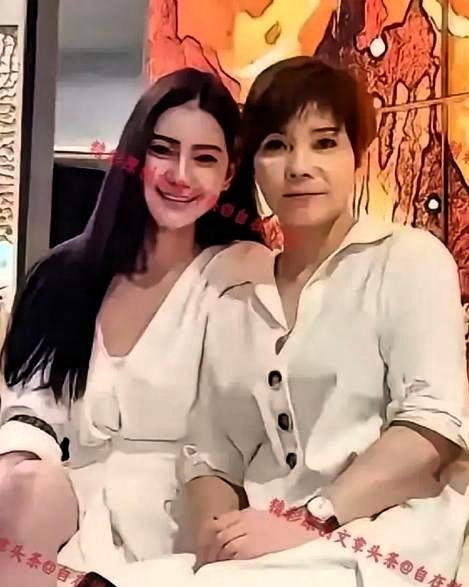 汪小菲家事新篇章:梅妈的意外角色与家庭关系猜想汪小菲家最近有点新事,网友湛蓝直