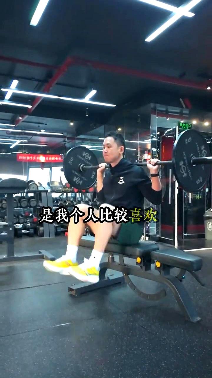 今天来跟大家介绍两个我觉得对跑步非常有帮助的训练动作。很多人跑着跑着就感