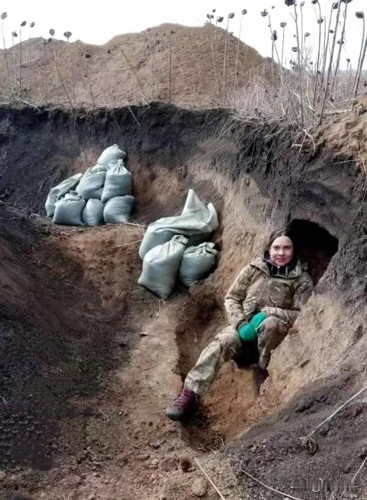 乌克兰的女兵躲在战壕里，时时刻刻都有流血牺牲的危险，看着真是让人怜香惜玉！这要是