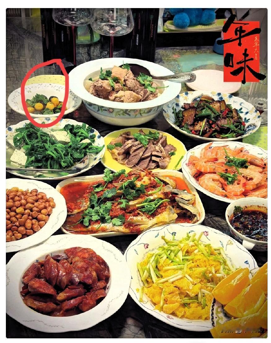 去“穷亲戚”家拜年，往往最让人坐立难安。还没进村口，电话就响了三四遍生