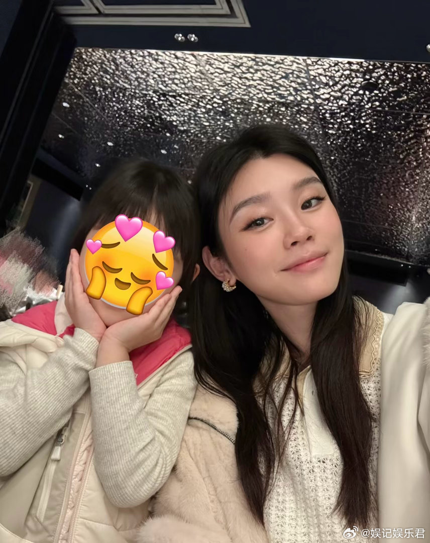 奚梦瑶生日，一家人整整齐齐给她庆生，这三个蛋糕，是老公跟一双儿女各选了一款吧，好