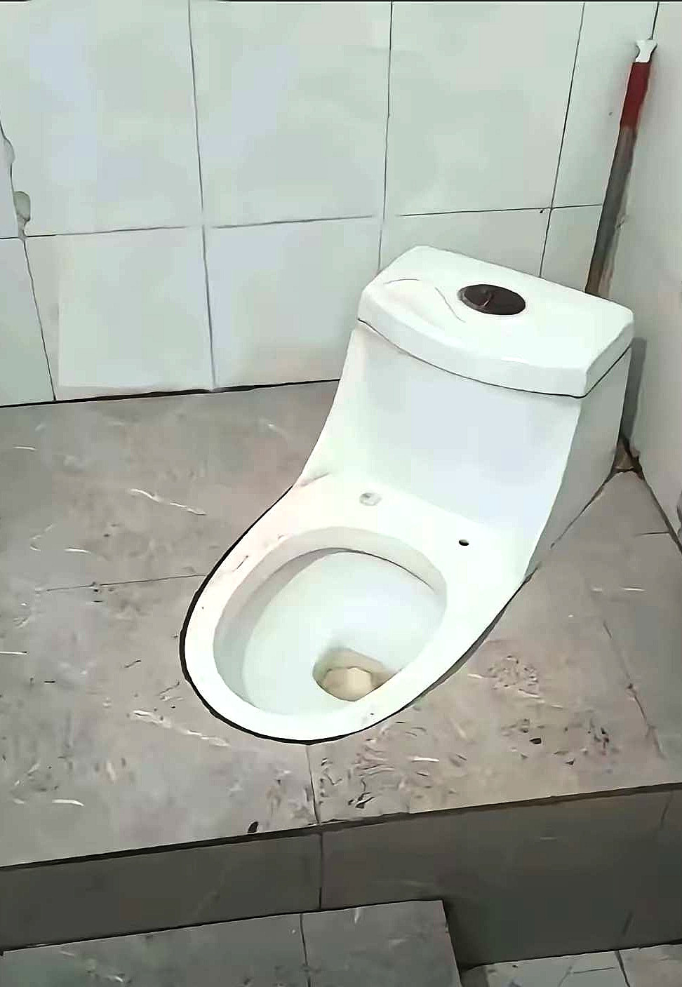 这是什么原因，要把好好的马桶装修成这样，有懂的吗？