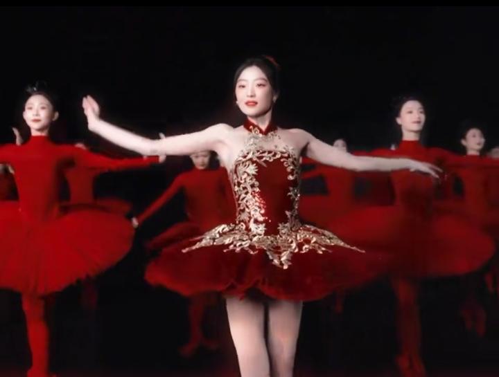 孙千芭蕾舞台直接封神！定制红裙衬得身姿挺拔，天鹅颈直角肩+逆天长腿，旋转跳跃间裙