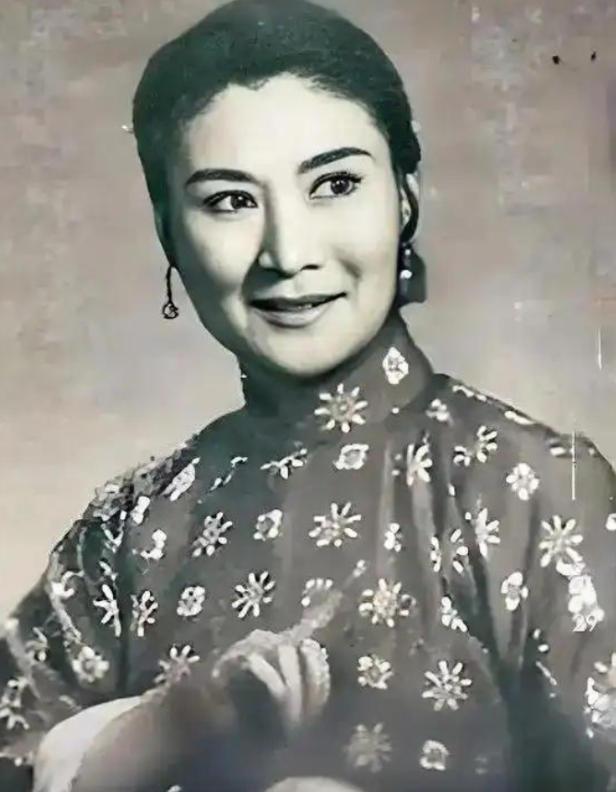 言慧珠1966年自尽后，继父和保姆虐待10岁的言清卿，冬天连厚棉鞋都没有，吃的只