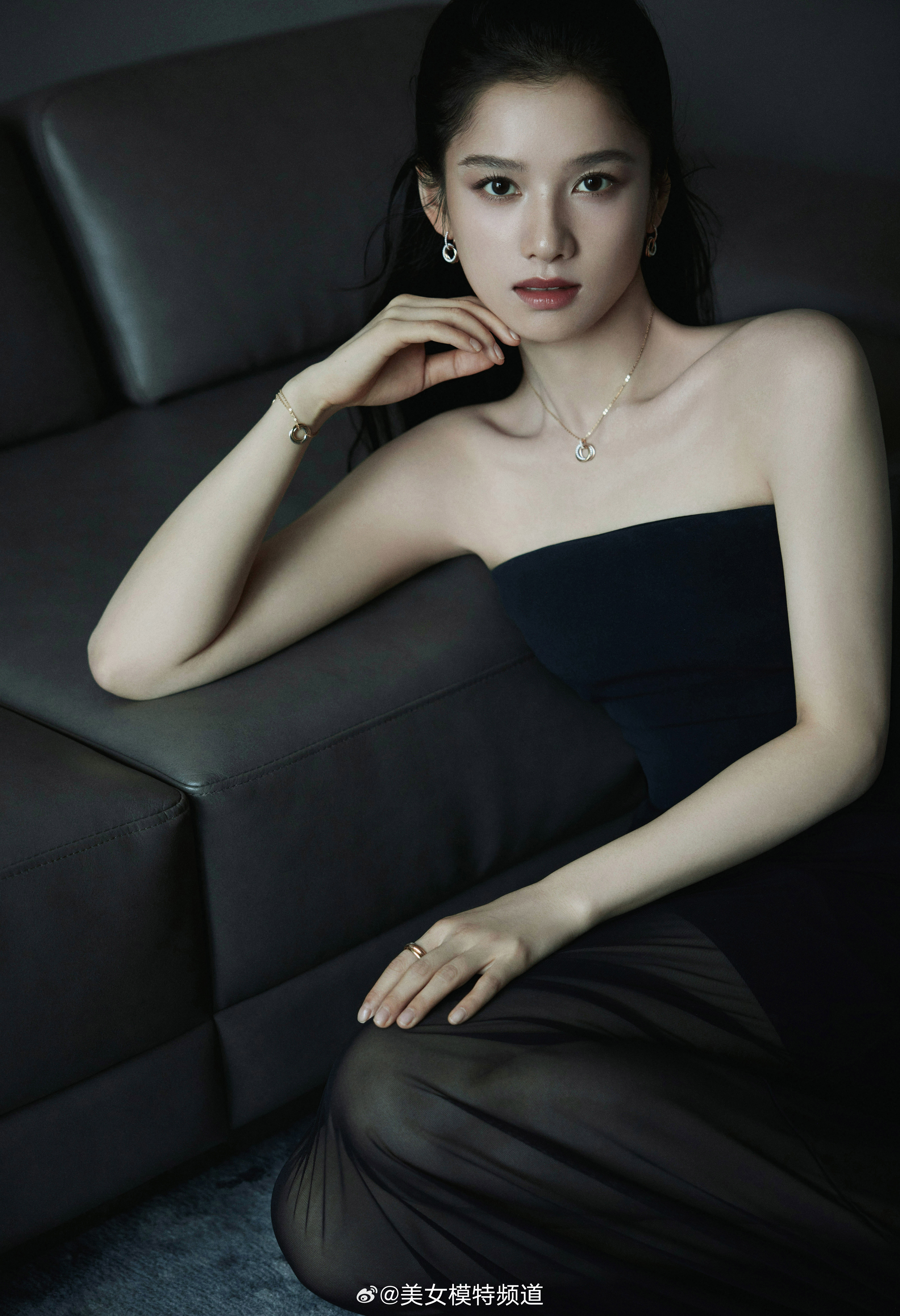 张婧仪薄纱蹁跹深邃优雅​​​