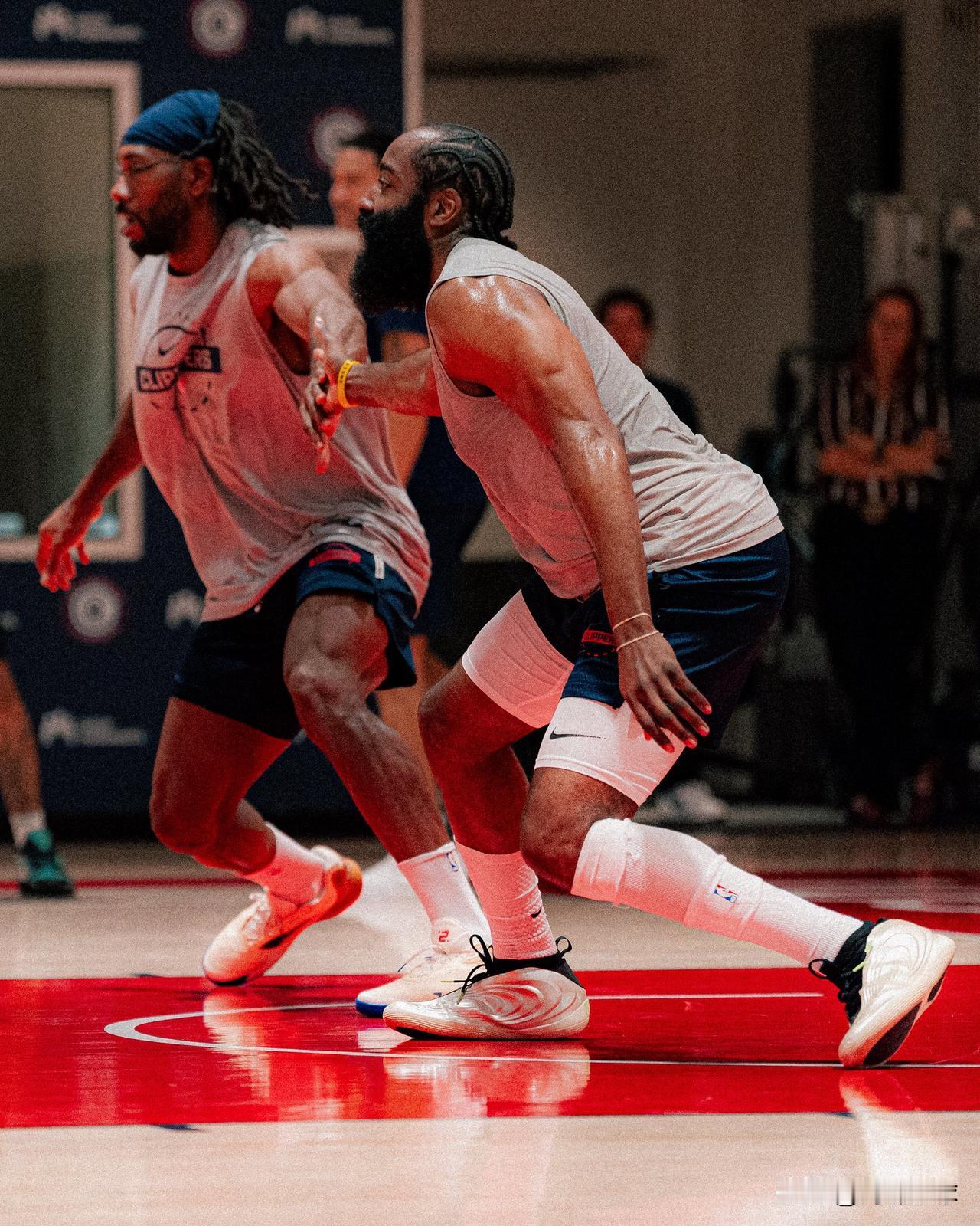 快船全队积极备战，交易开放日按兵不动！刚刚，快船官方公布了一组全队备战明日对