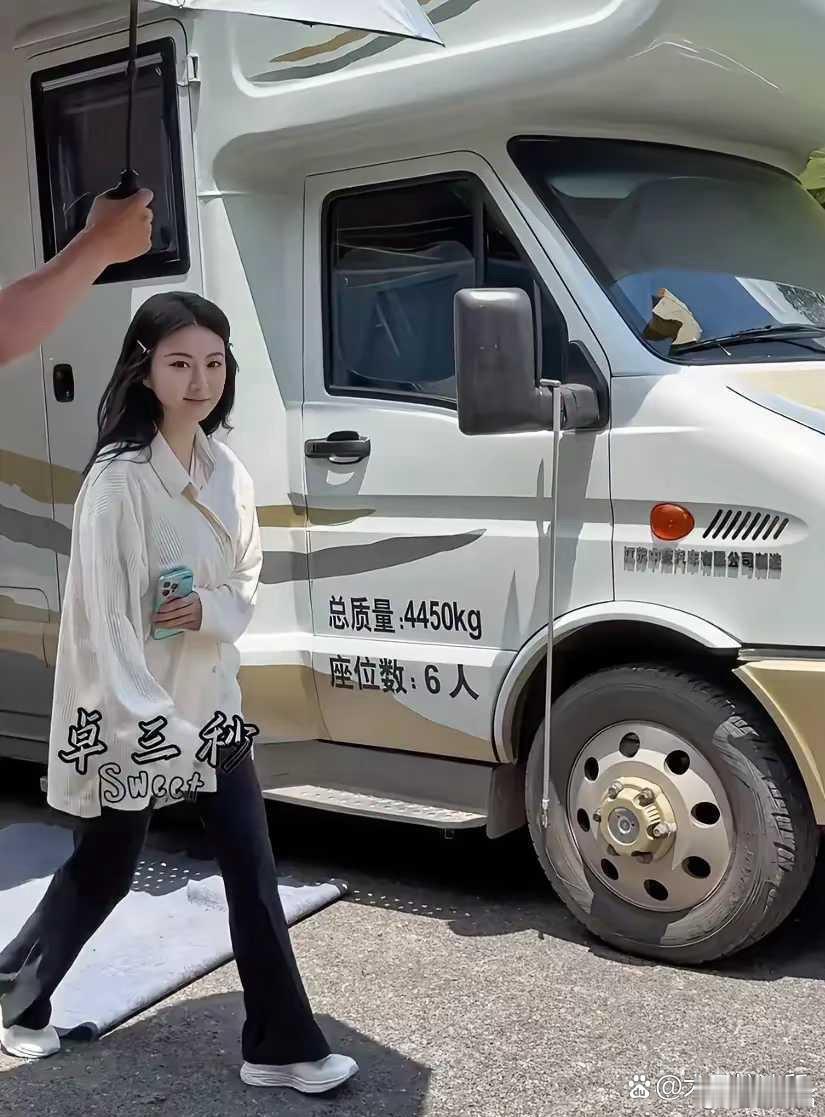 景甜拍戏路透：白到发光，脸肉嘟嘟的，像女大学生，好美！
