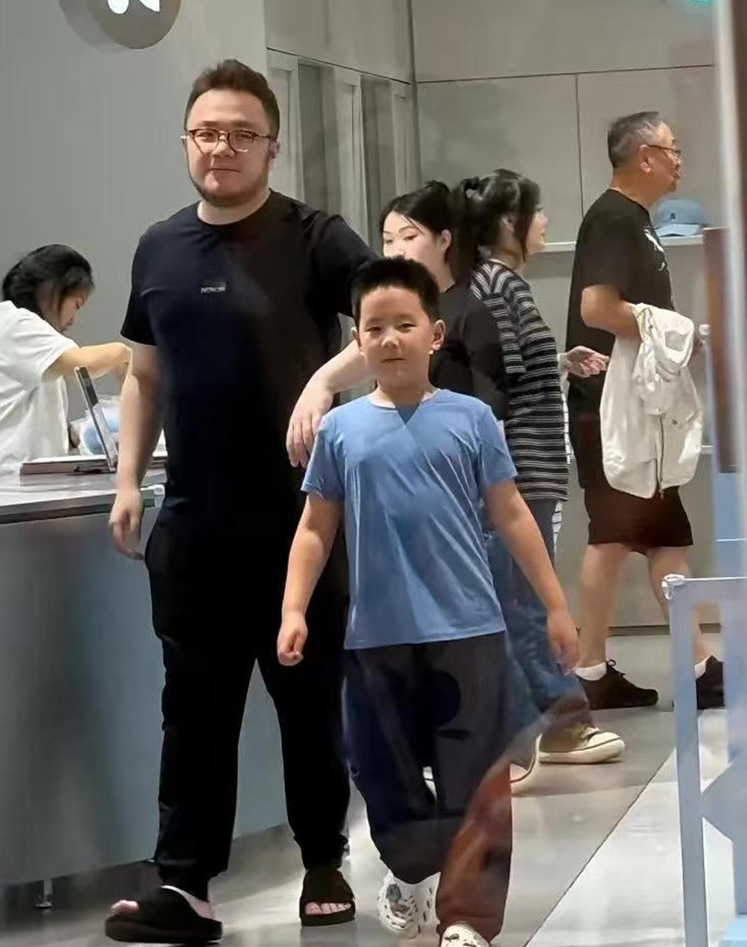 宋丹丹：慢点走我的小宝贝，走路还挺挺拔，抬头挺胸的，真精神。孙子：奶奶，我走