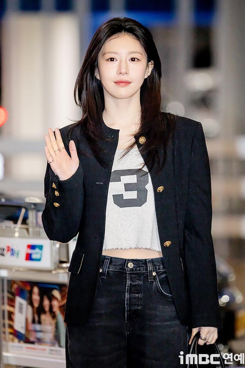 高允真出发巴黎时装周，这张脸好权威！