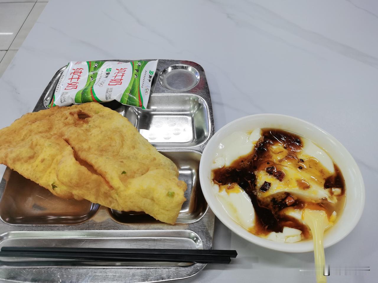 室友在宿舍煮螺蛳粉，全宿舍都跑出去了，他还纳闷：你们怎么走了？[无奈吐舌][尬笑