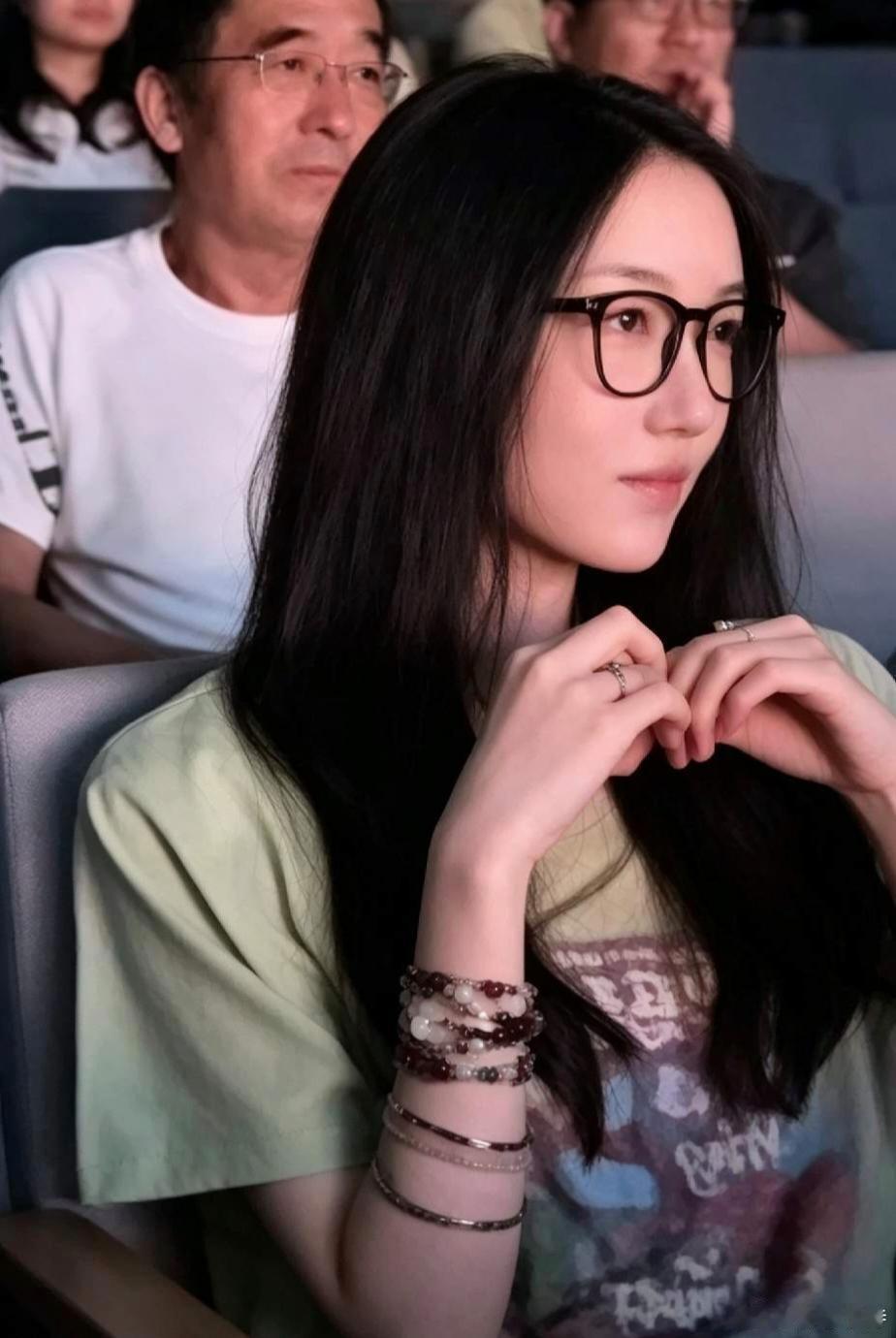 王菲20岁女儿李嫣出席慈善活动，皮肤白皙，唇腭裂已经治好了，看起来很漂亮，气质非