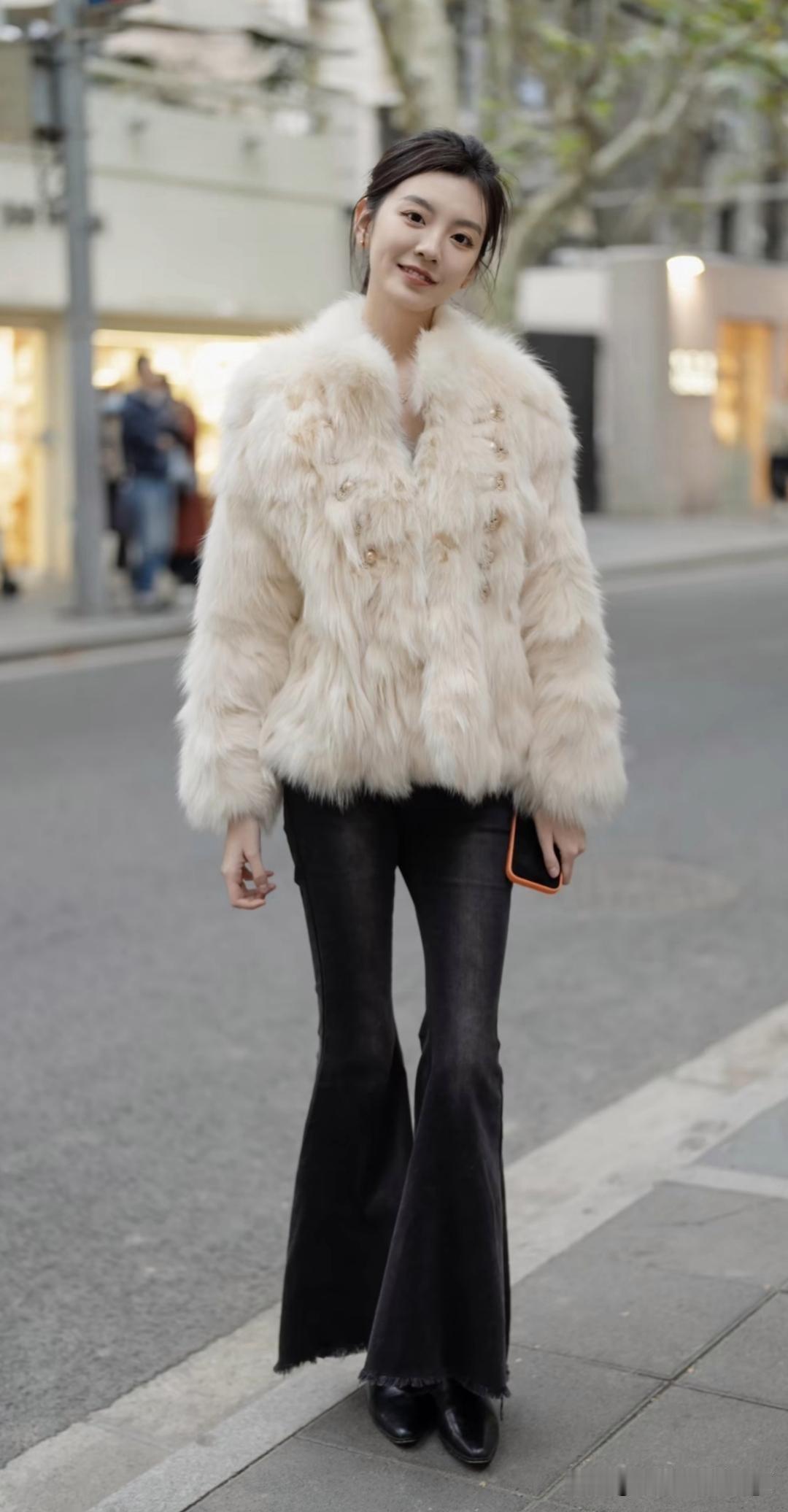 毛茸茸的白色外套搭配黑色喇叭裤，这组合简直绝了！就像看到的那套白色毛绒外套配同色