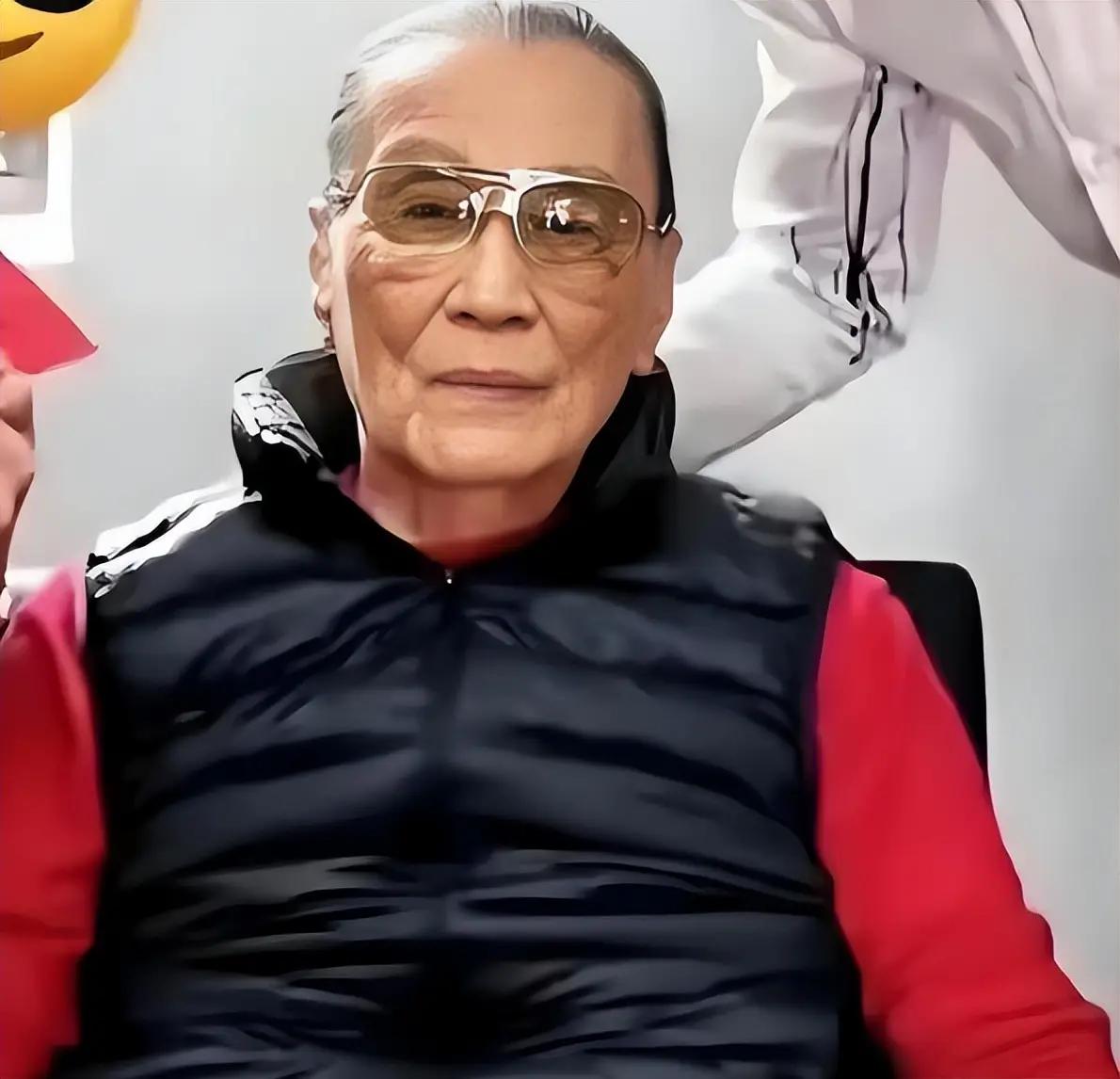 辟个谣，谢贤家确实有毛泽东像，但是他家大厅没有悬挂毛泽东像。关于这类说辞，都是自