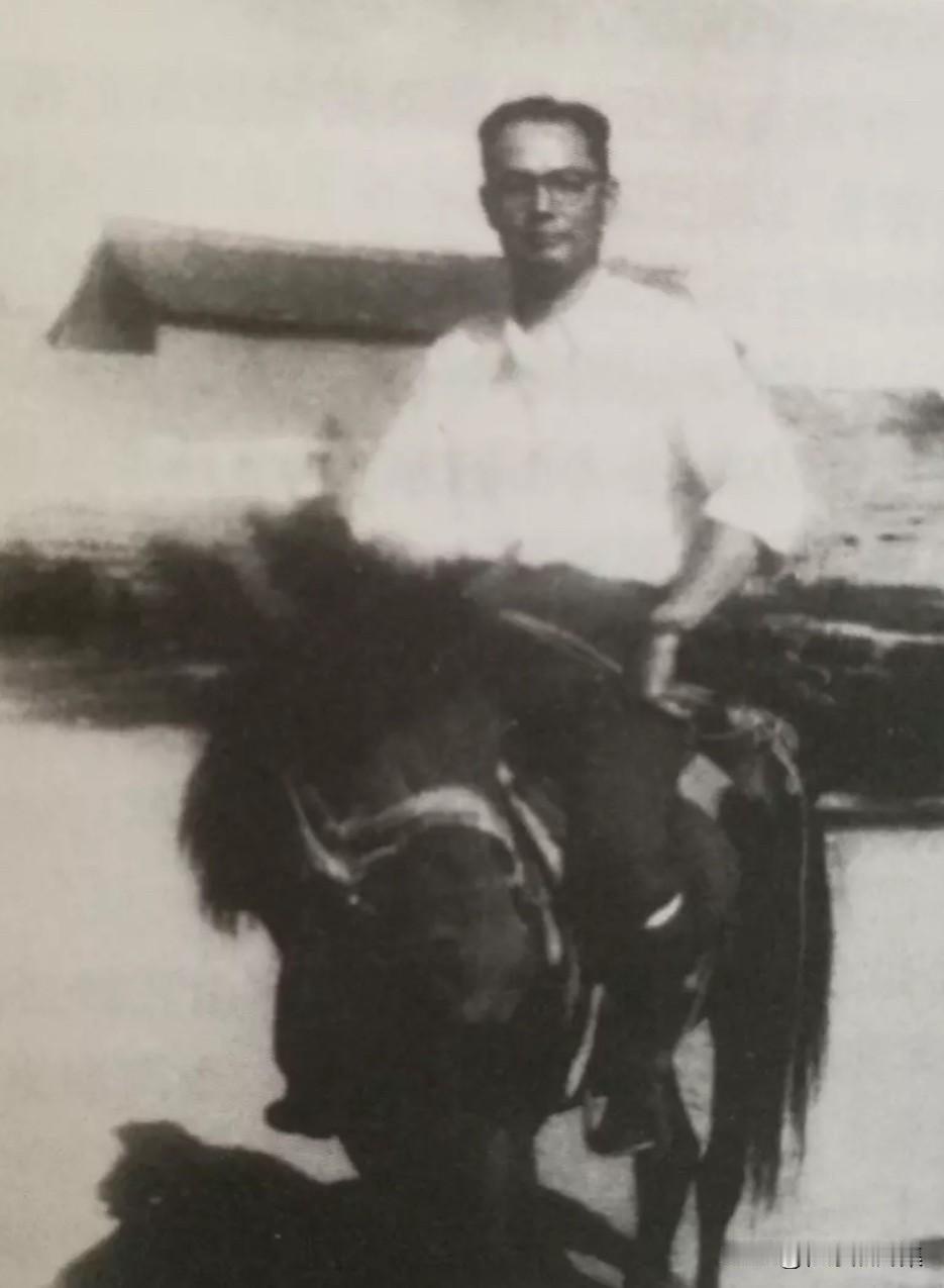 解放战争时期的叶剑英骑马的老照片，非常的英俊儒雅。1948年5月，叶剑英任华北军