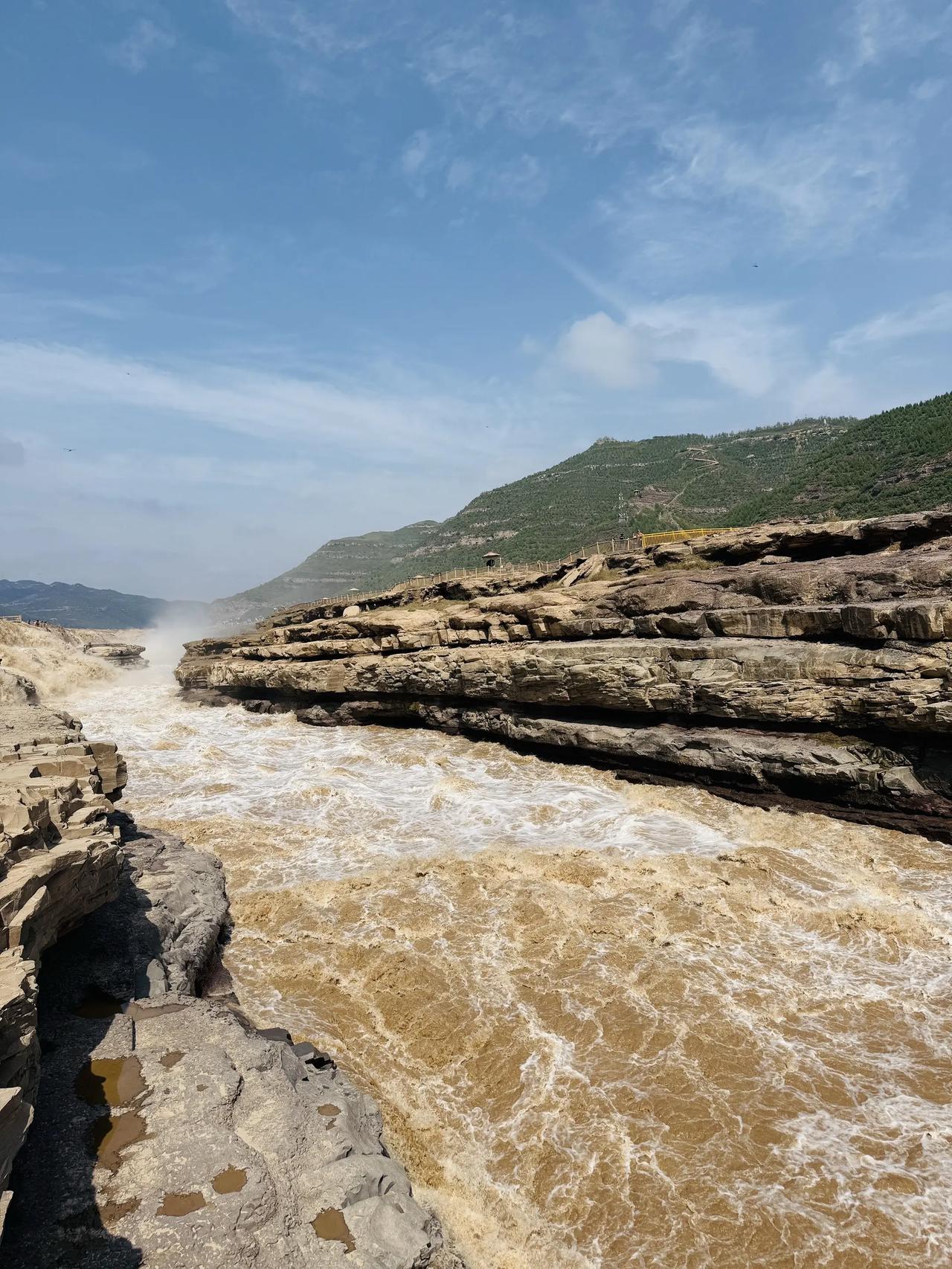最近一位老乡去壶口瀑布旅游，因为看壶口瀑布要花100元，这位老乡就发了一段感慨发