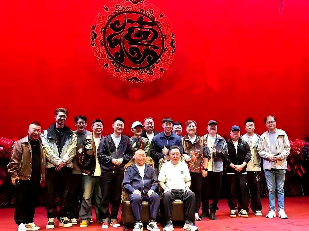 最热闹的不是开业，是站位。上海德云社揭牌那一刻，谁离郭德纲更近，比谁票卖得更快