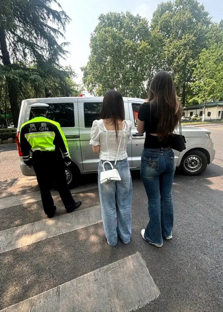 现在的小姑娘，个子真高啊！听口音是北方女孩子，丢东西了，找警察帮忙。一个身高估计