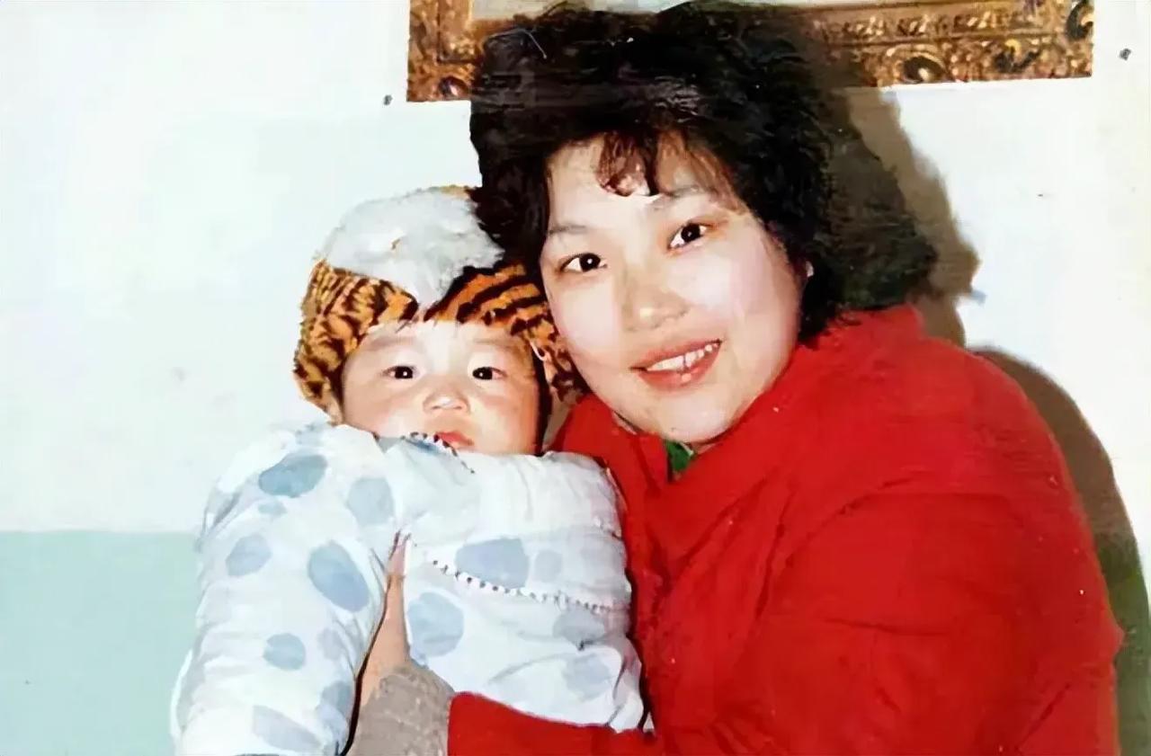 1988年，一女教师新婚后不久怀孕，不料，孩子刚出生，丈夫竟然脸色大变说