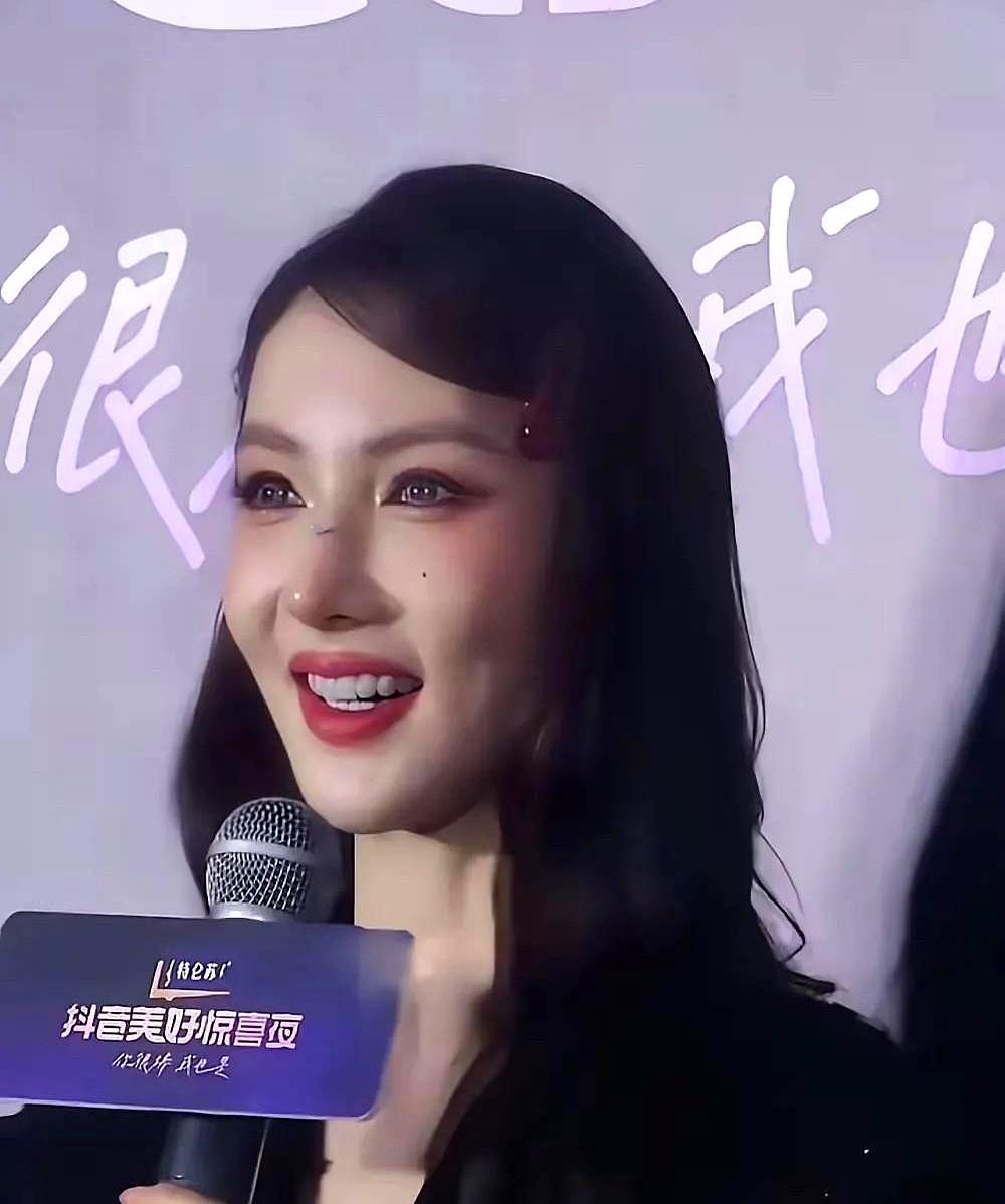 戚薇发了个视频，脸突然“像金晨”，网友刷屏：你俩谁是谁？她一句没躲：肉毒打