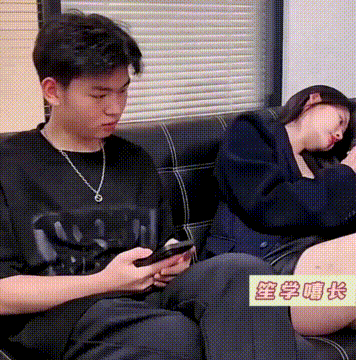 小伙趁机摸大腿，竟然用这借口，女生当场拆穿他！