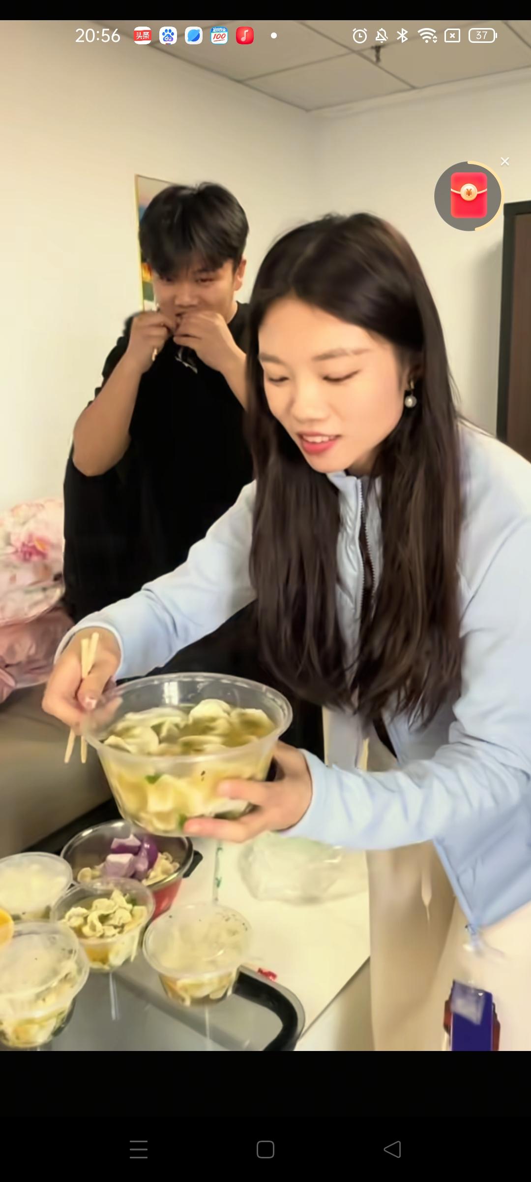 今天解清帅和她的姐妹团在工作室忙的不亦乐乎，妈妈心疼几个孩子吃不上热饭，亲手