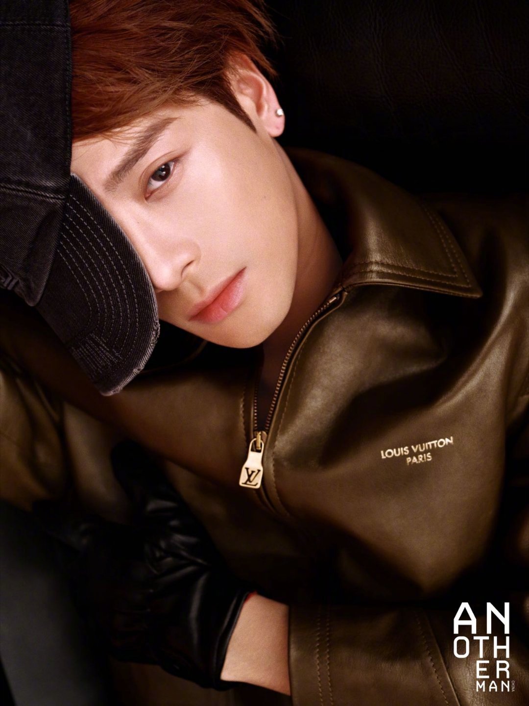 王嘉尔冷感眼神2026第一本杂志就帅成这样，多种风格造型出镜AnotherMa